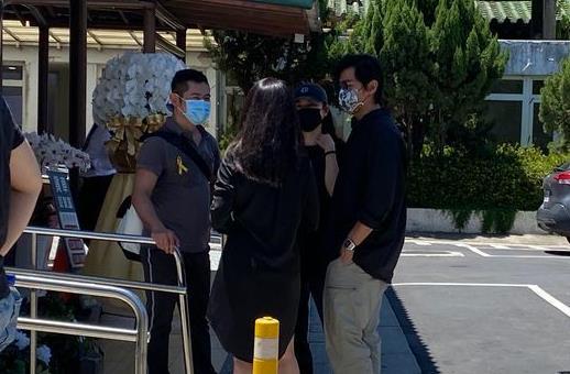 七朵花成员周雳岑去世年仅35岁，陈乔恩发文悼念，丈夫到灵堂送别