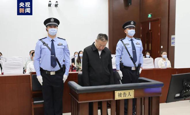 在多个重要职务上捞钱！卸任俩月后被拿下的“老虎”，一个案件细节首次披露