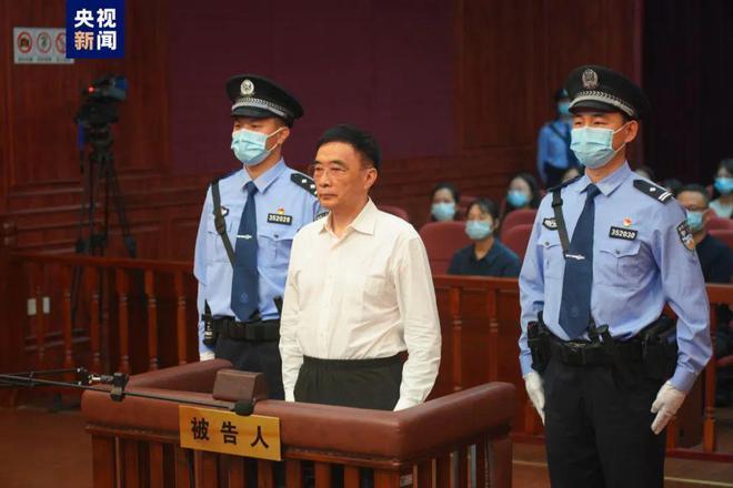 在多个重要职务上捞钱！卸任俩月后被拿下的“老虎”，一个案件细节首次披露