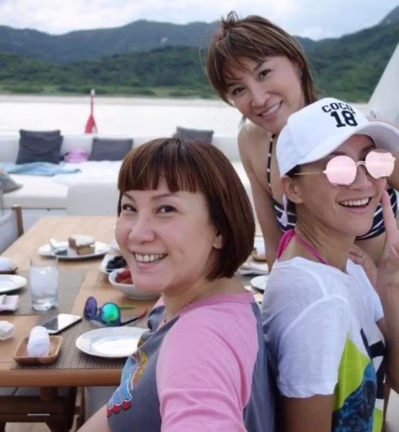 港媒曝李玟自杀内情：病重时丈夫神隐未关心，俩继女也不管不顾