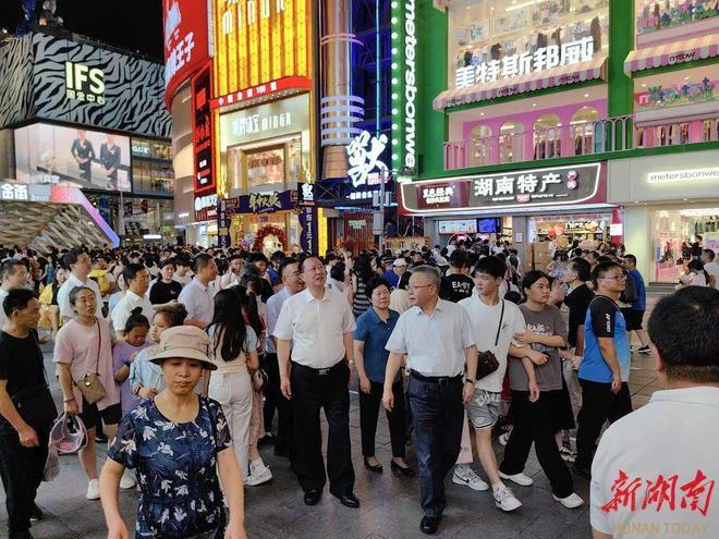 “四不两直”，省委书记、省长到夜市走访摊点