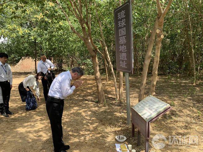 冲绳知事在北京通州祭拜琉球国墓地 专家：体现日本各界改善中日关系期望