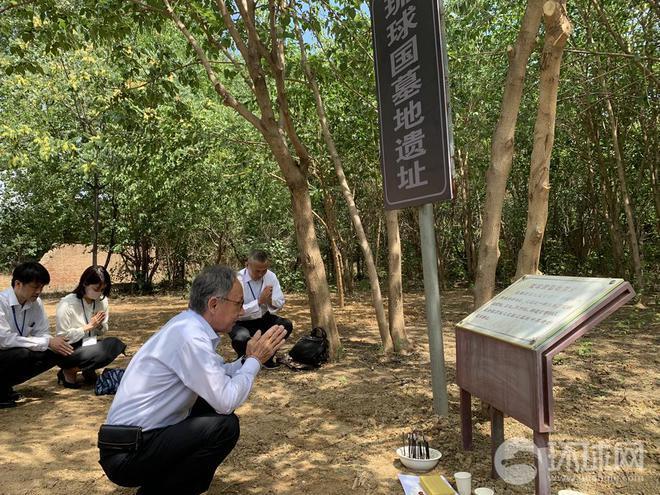 冲绳知事在北京通州祭拜琉球国墓地 专家：体现日本各界改善中日关系期望