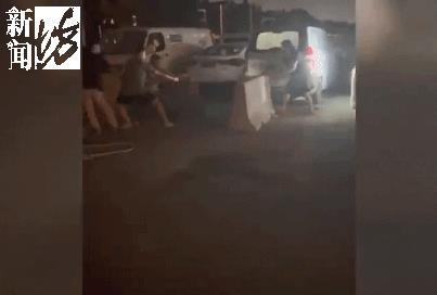 业主深夜全员变身！沪一小区遭遇"围城"…