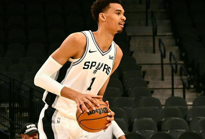 新科状元太火马刺摊上事：布兰妮指控遭其安保殴打 她想跟文班合影