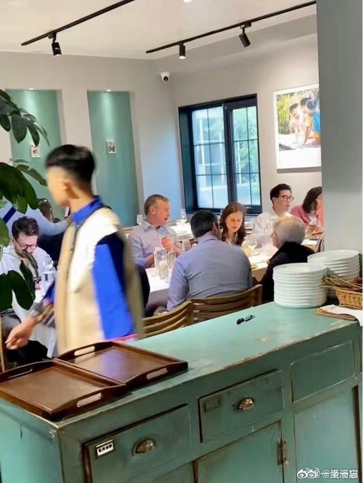 美财长耶伦抵京第一餐吃云南菜：用筷子很熟练，爱吃“见手青”