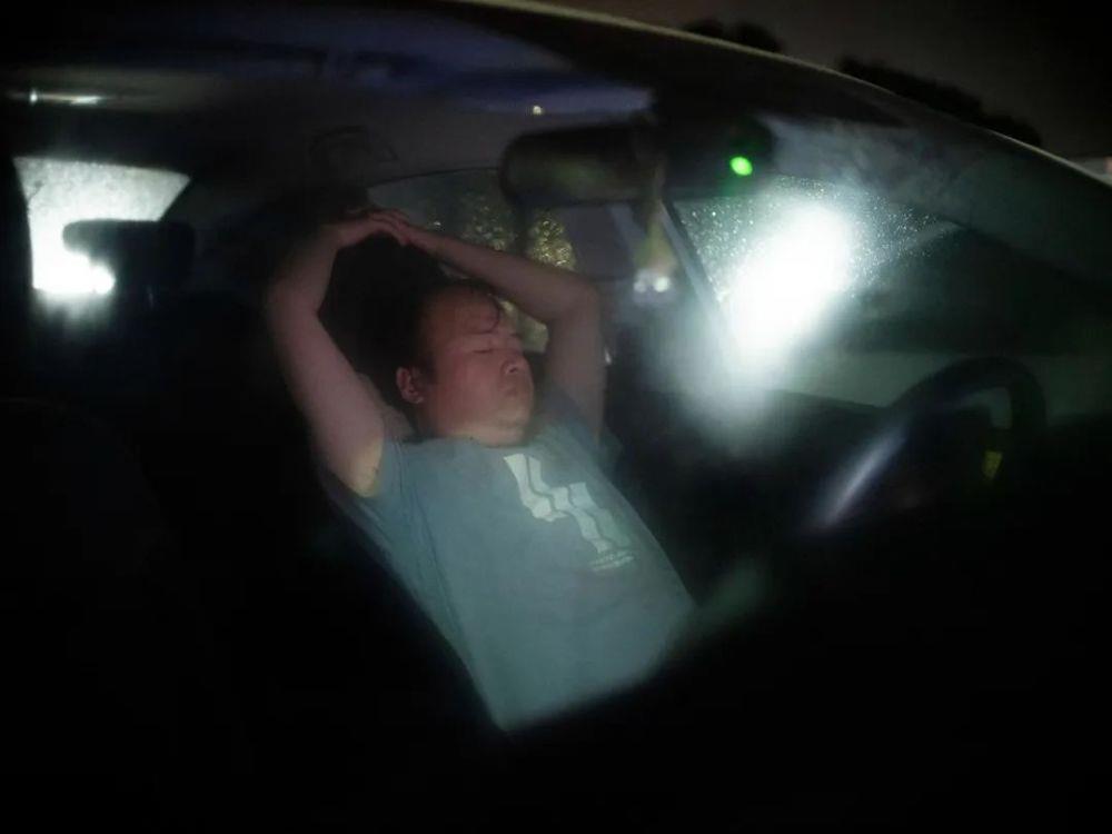 “卷不动了”的网约车司机：有人连着5天睡车里，有人12小时挣150块