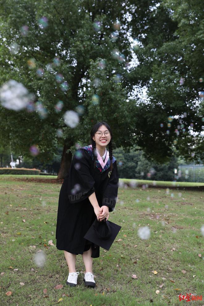 对话“分享励志求学”走红的凉山女孩：考上浙大保研清华，本科4年存下16万元