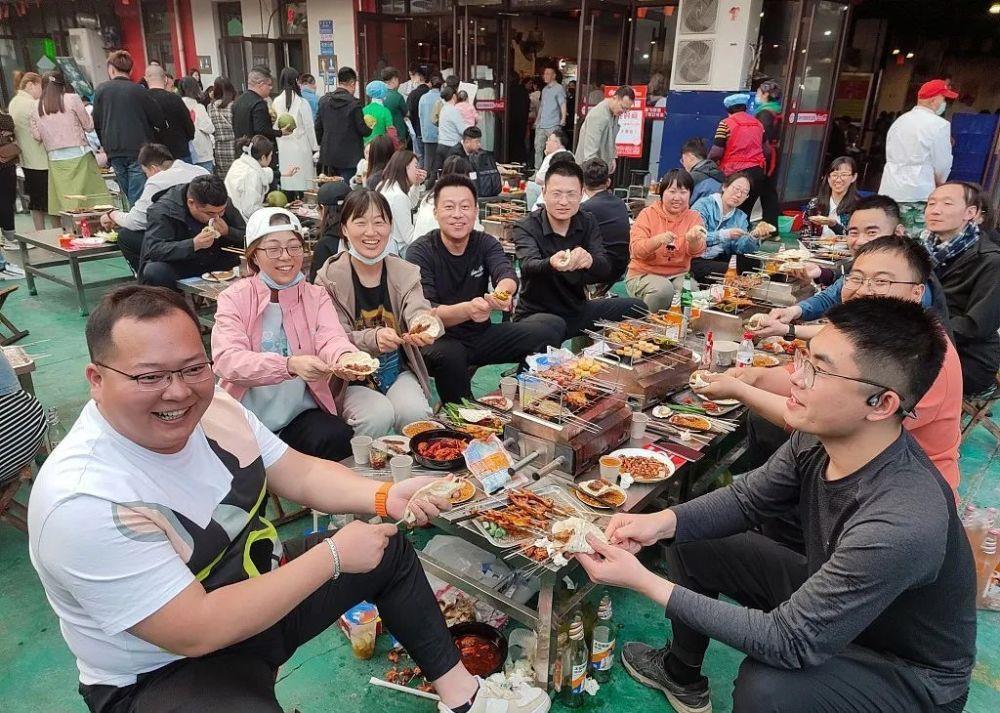 探访“被凉了”的淄博：撸串 蹦迪，有公司组织五千人的大聚会