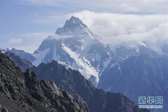 35岁知名旅行博主徒步博格达峰时遇难，疑似与山洪有关！当地领队告诉橙柿互动：曾劝他跟团队一起走