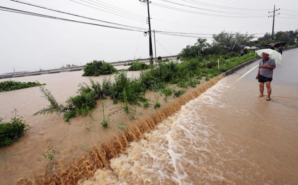 韩国暴雨灾情已致24死，韩媒：尹锡悦在乌克兰指示韩总理全力救灾