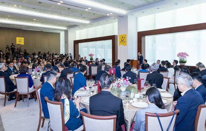 面对香港立法会议员：李家超说起普通话，郑雁雄说起广东话！
