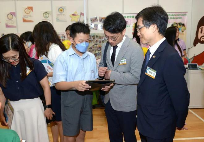 面对香港立法会议员：李家超说起普通话，郑雁雄说起广东话！
