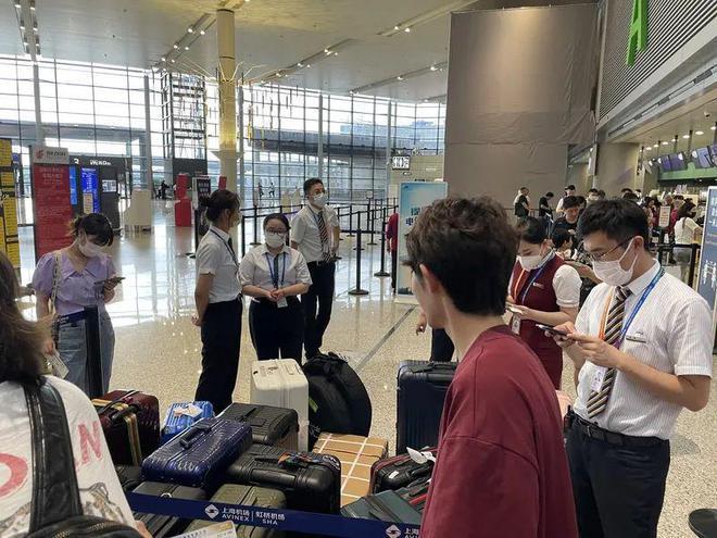 “带着强烈失重感的下坠！”旅客回忆上海飞北京航班惊魂，有人不敢再坐飞机