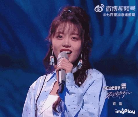 丑到离谱？她是得罪造型师了吗……