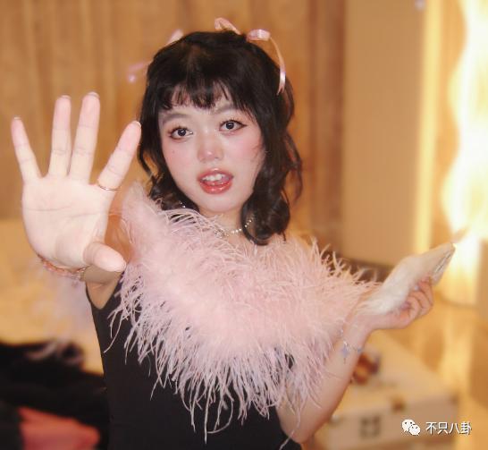 丑到离谱？她是得罪造型师了吗……