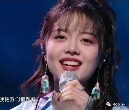丑到离谱？她是得罪造型师了吗……
