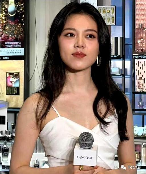 丑到离谱？她是得罪造型师了吗……