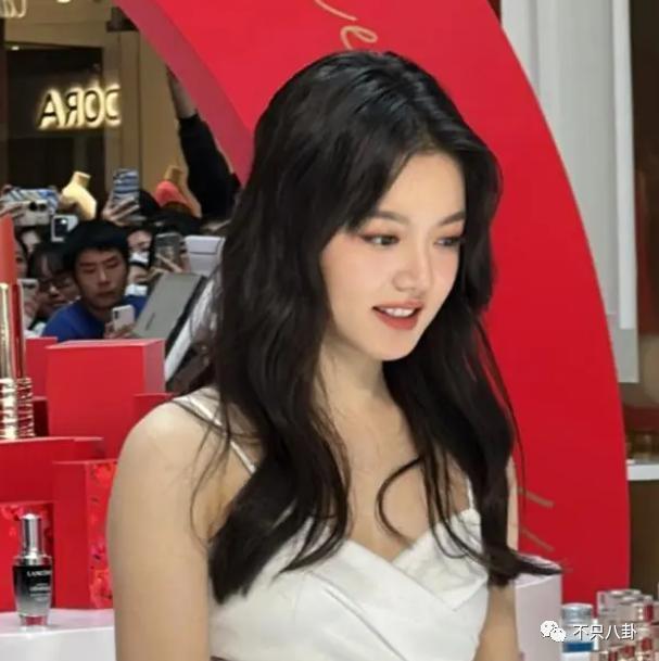 丑到离谱？她是得罪造型师了吗……