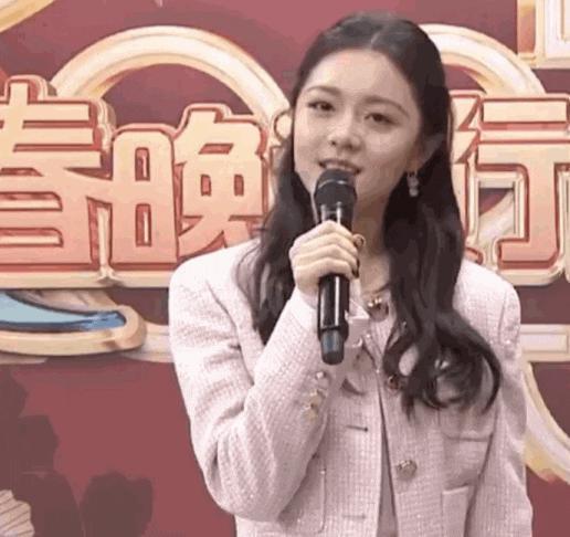 丑到离谱？她是得罪造型师了吗……