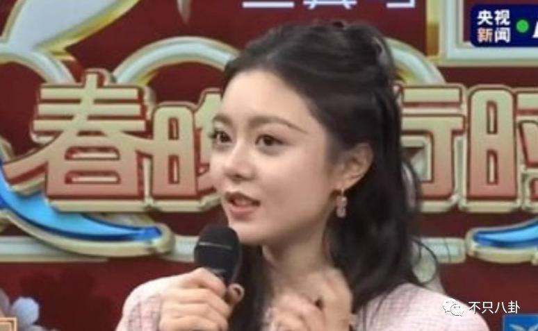 丑到离谱？她是得罪造型师了吗……