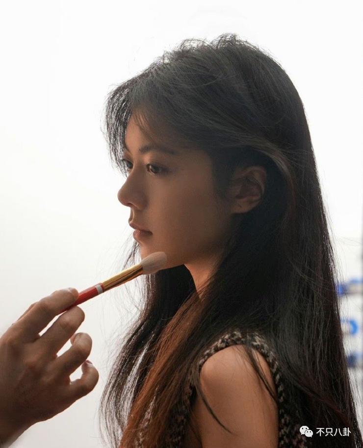 丑到离谱？她是得罪造型师了吗……