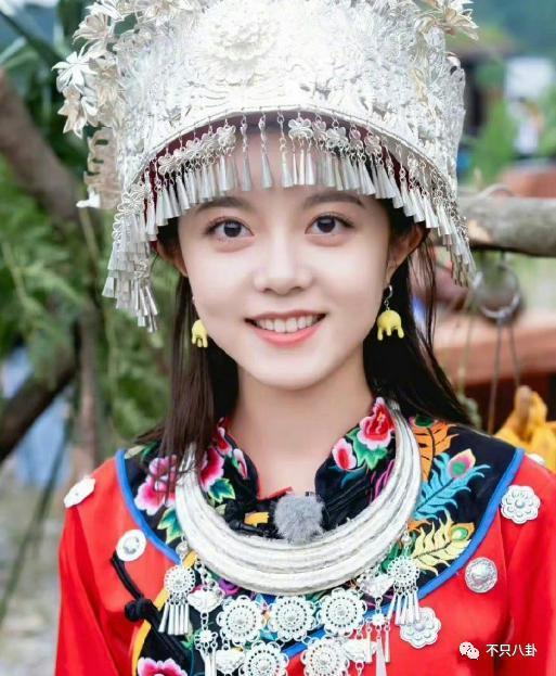 丑到离谱？她是得罪造型师了吗……