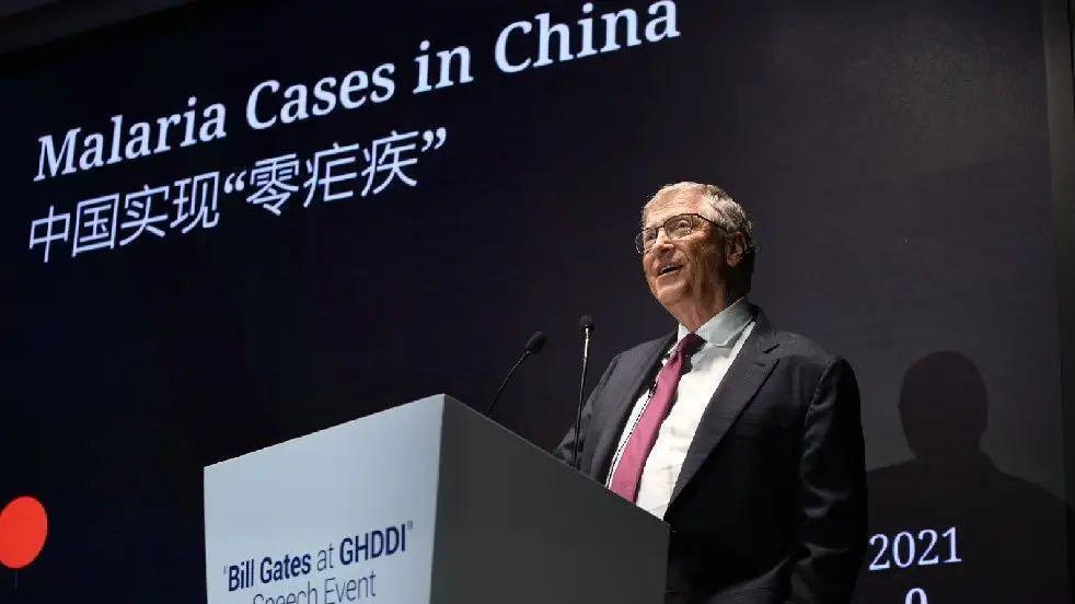 67岁比尔·盖茨带新欢去富豪聚会，却被邓文迪抢镜…