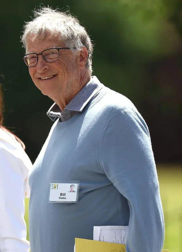 67岁比尔·盖茨带新欢去富豪聚会，却被邓文迪抢镜…