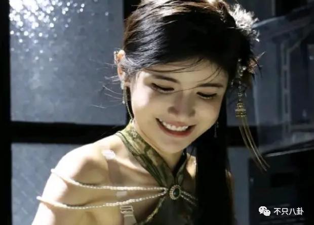 又被批出卖色相赚钱？她就是走不出擦边怪圈吗