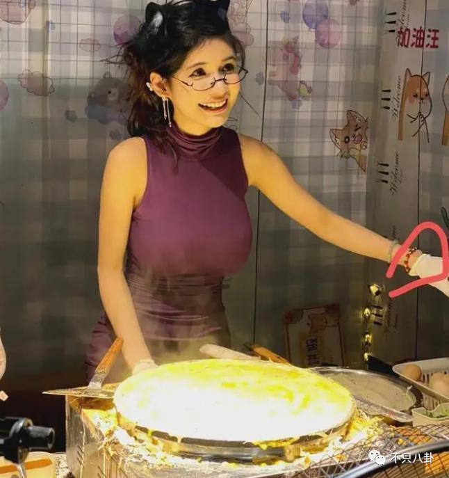 又被批出卖色相赚钱？她就是走不出擦边怪圈吗