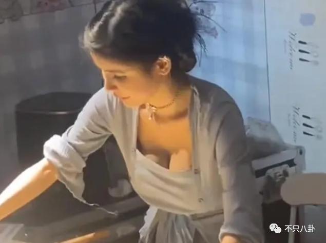 又被批出卖色相赚钱？她就是走不出擦边怪圈吗