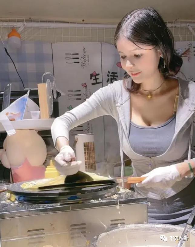 又被批出卖色相赚钱？她就是走不出擦边怪圈吗