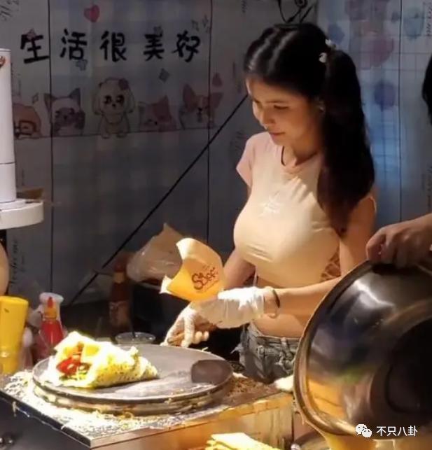 又被批出卖色相赚钱？她就是走不出擦边怪圈吗