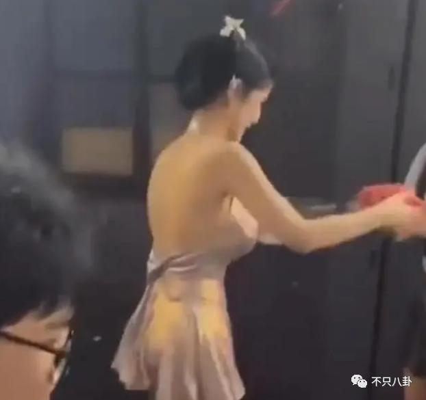 又被批出卖色相赚钱？她就是走不出擦边怪圈吗