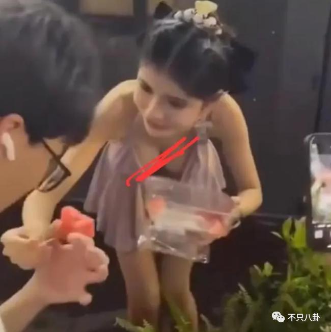 又被批出卖色相赚钱？她就是走不出擦边怪圈吗