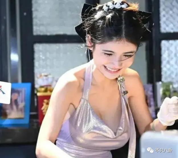 又被批出卖色相赚钱？她就是走不出擦边怪圈吗