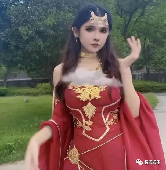 又被批出卖色相赚钱？她就是走不出擦边怪圈吗