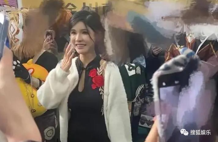 又被批出卖色相赚钱？她就是走不出擦边怪圈吗