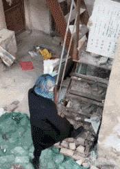 他们一边举报，一边盯着她的身体目不转睛