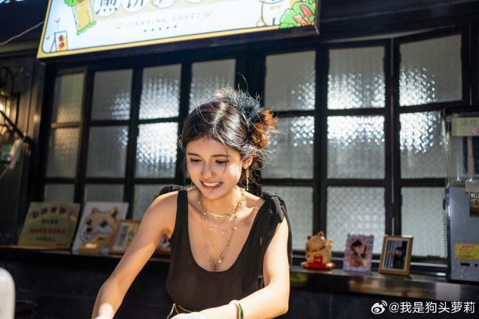 他们一边举报，一边盯着她的身体目不转睛