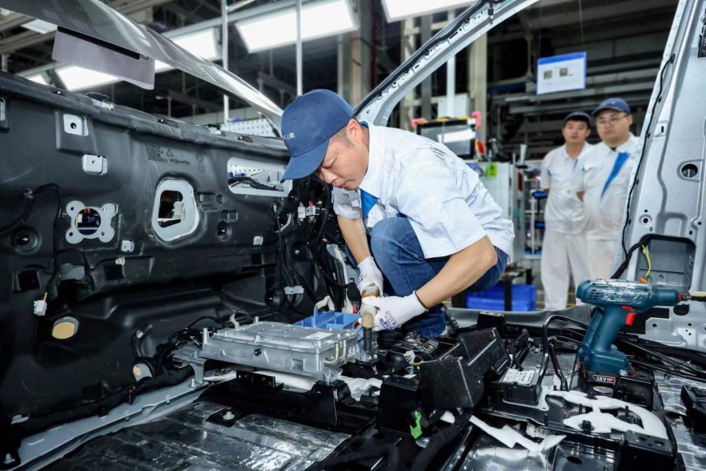 国产新势力，扯下了传统合资 MPV 最后的遮羞布