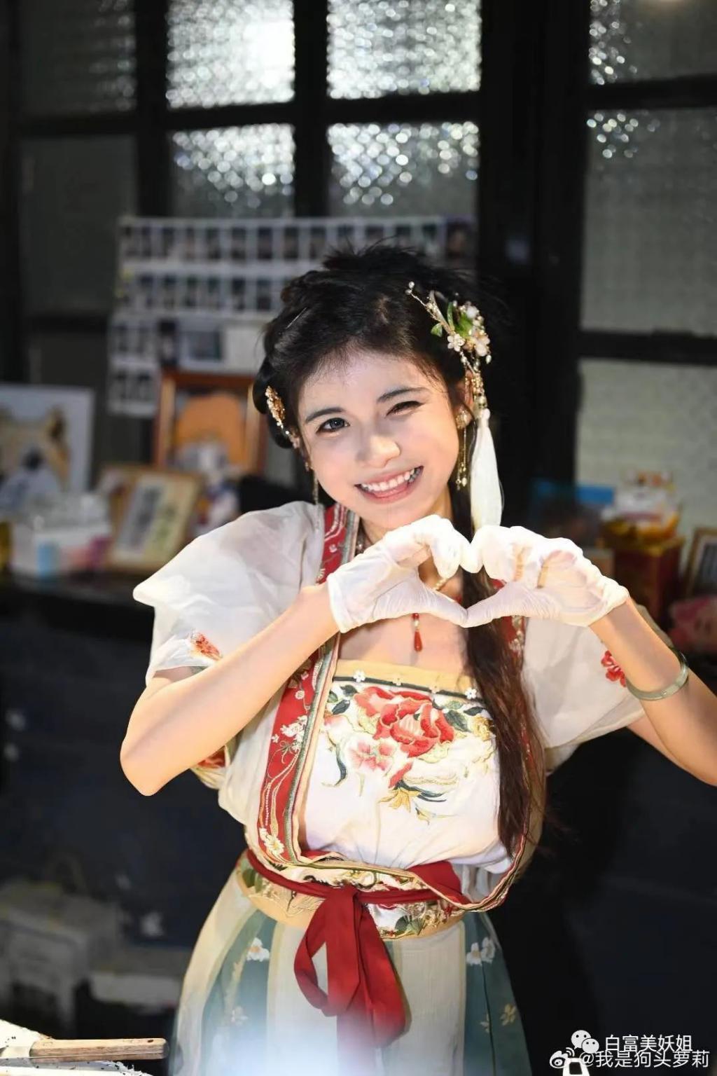狗头萝莉被“追杀”:一边骂她擦边,一边逼她擦边?