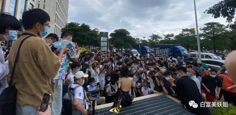 狗头萝莉被“追杀”:一边骂她擦边,一边逼她擦边?