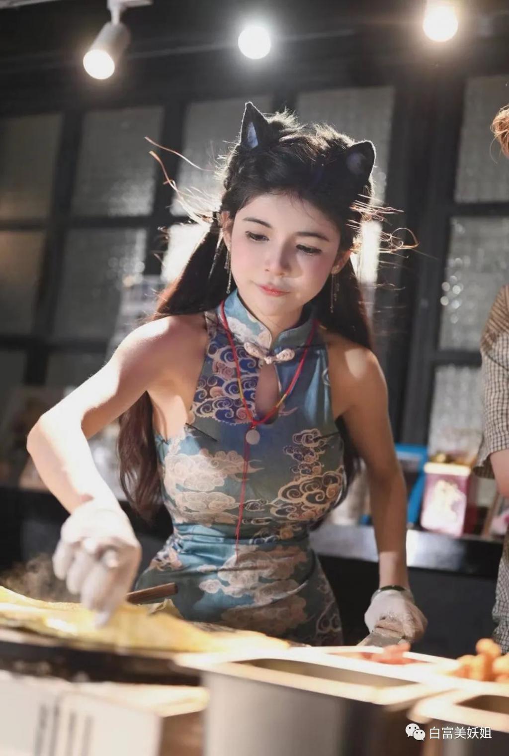 狗头萝莉被“追杀”:一边骂她擦边,一边逼她擦边?