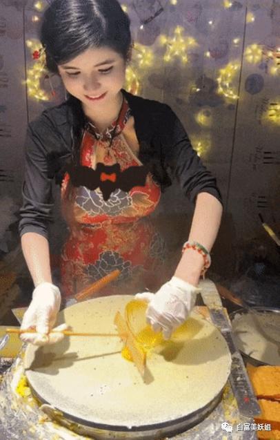 狗头萝莉被“追杀”:一边骂她擦边,一边逼她擦边?