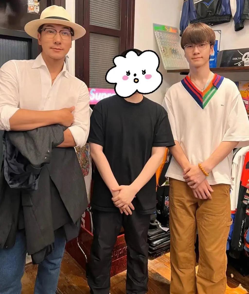 张亮携妻子寇静陪儿子逛街被偶遇，15岁天天帅气有型，身高近1米9