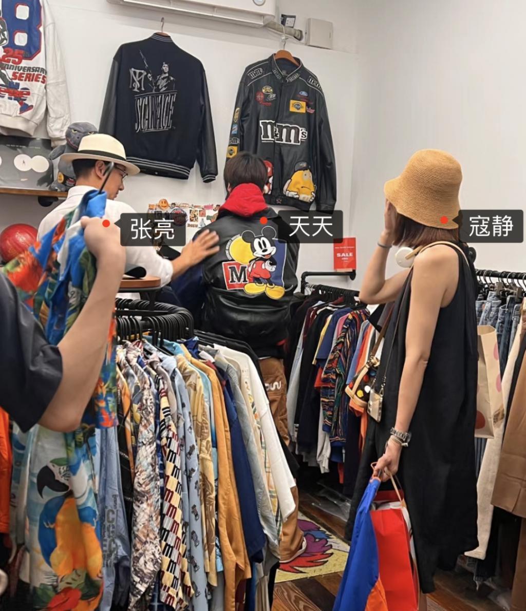 张亮携妻子寇静陪儿子逛街被偶遇，15岁天天帅气有型，身高近1米9