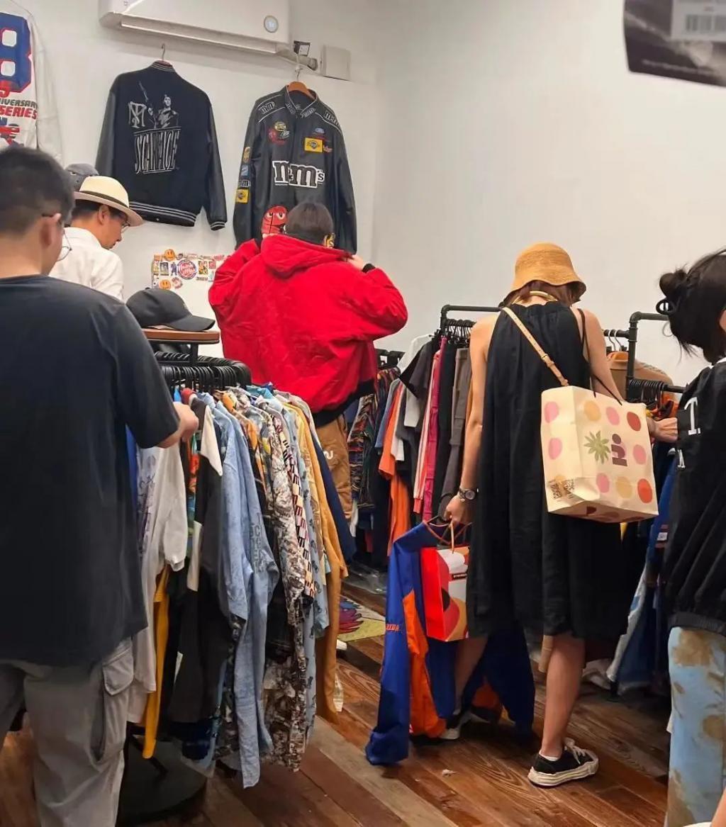 张亮携妻子寇静陪儿子逛街被偶遇，15岁天天帅气有型，身高近1米9