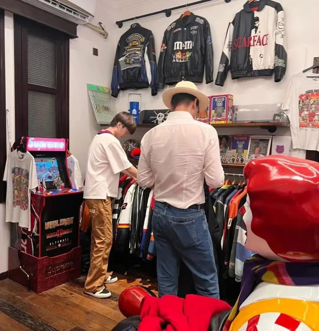 张亮携妻子寇静陪儿子逛街被偶遇，15岁天天帅气有型，身高近1米9